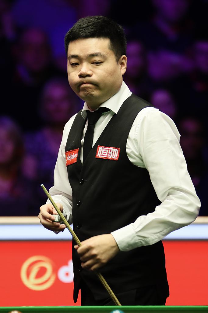 受采访时强 受采访时强